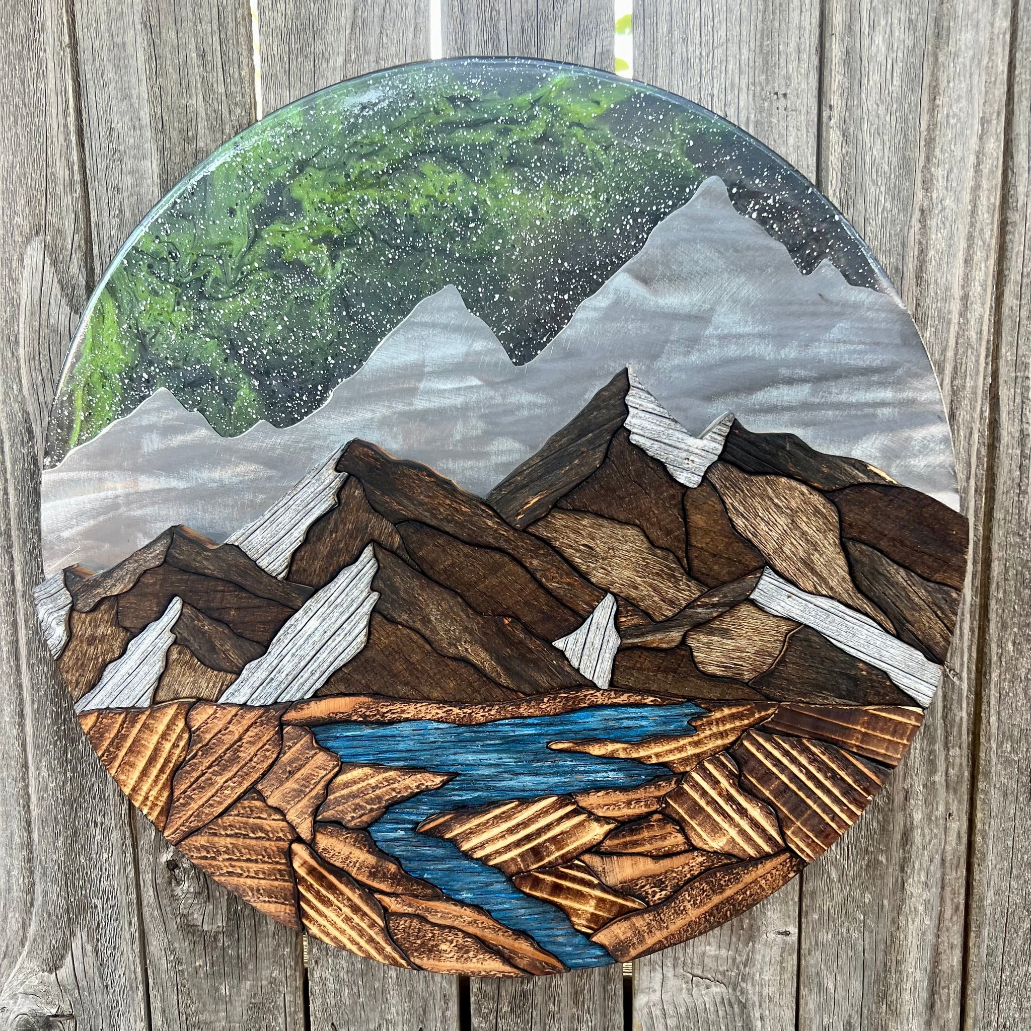 "Aurora Borealis Dreams" (18in Round)